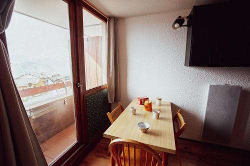 Nice studio at the foot of the cable cars in Huez - Welkeys
