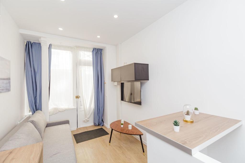 Appartement nice studio renovated and bright - street side 12 Rue Boinod - côté rue 75018 Paris