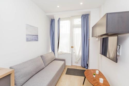 nice studio renovated and bright - street side