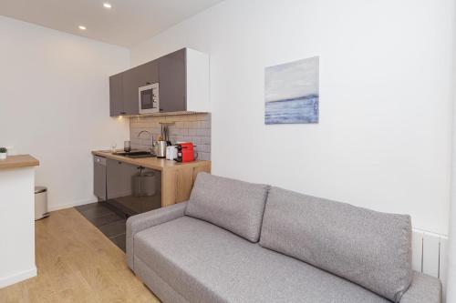 nice studio renovated and bright - street side