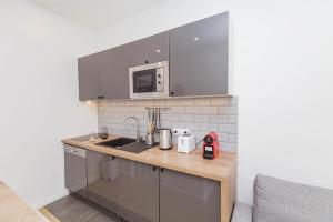 nice studio renovated and bright - street side