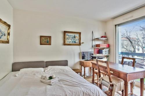 Nice studio w balcony near Eiffel Tower in Paris - Welkeys