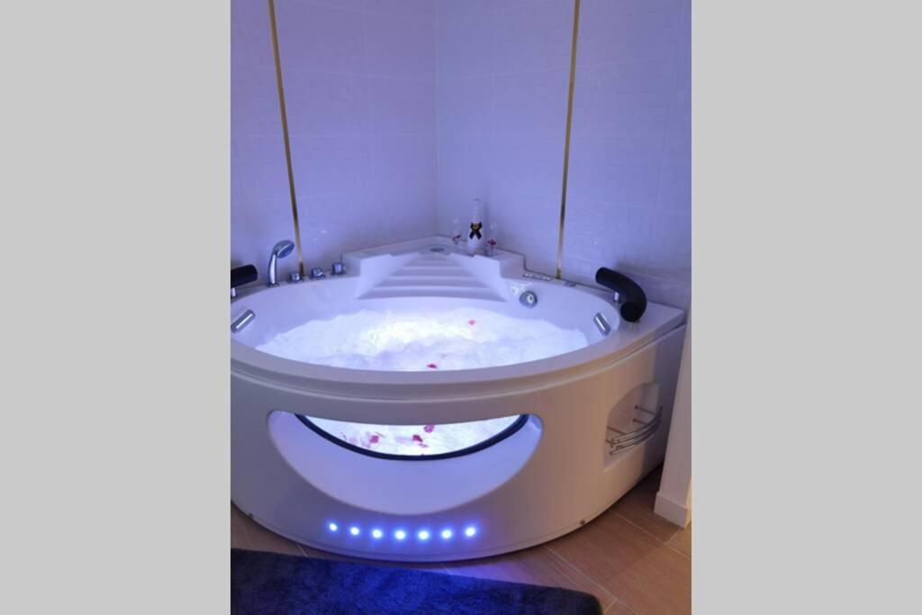 Nid d'amour baignoire/jacuzzi 224 Boulevard de la Madeleine, 06000 Nice