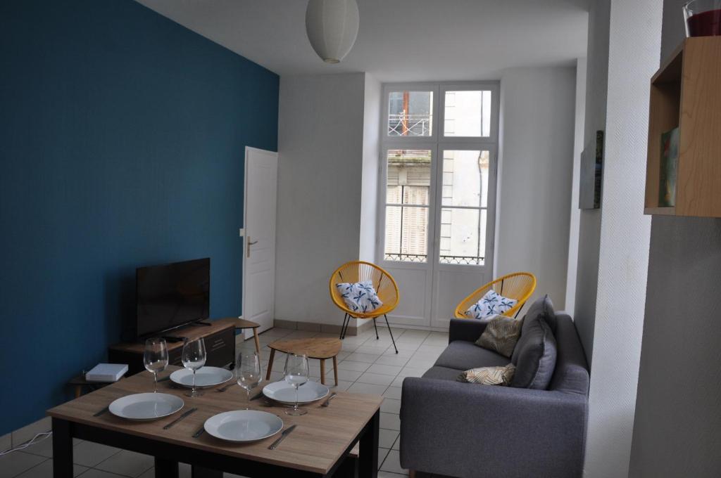 Appartement nid douillet 4places 2lits cœur de ville logement Hote-Zen wifi N°1 au 1er étage 2 Rue Emile Zola 49500 Segré