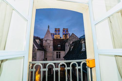 Nid douillet La Cour du Dauphin, Vue cathédrale imprenable