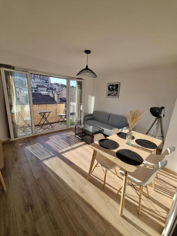 Nouveau et spacieux, Place de l'Eglise et terrasse privative