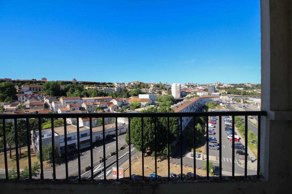 Appartement NOUVEAU ! Le balcon de la gare - en face de la gare, wifi, parking 83 Avenue de Lattre de Tassigny 16000 Angoulême