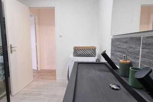 Nouveau! Le Rétro Chic au centre ville - Parking gratuit - Linge et serviettes inclus -Climatisé