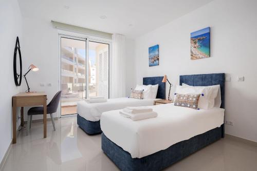 Ocean Breezes Deluxe Apartment