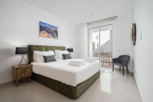 Ocean Breezes Deluxe Apartment