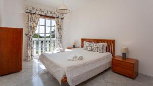Ocean Solar do Vau W/ Pool by LovelyStay