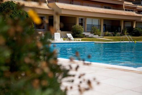 Ocean V in Cascais with Sea View and pool, sleeps 4