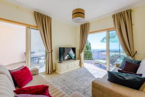 Ocean view Apartment with huge sunny Terrace, 2 Swimming pools & Tennis court