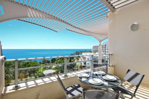 Oceanside Terrace Apartment by HR Madeira