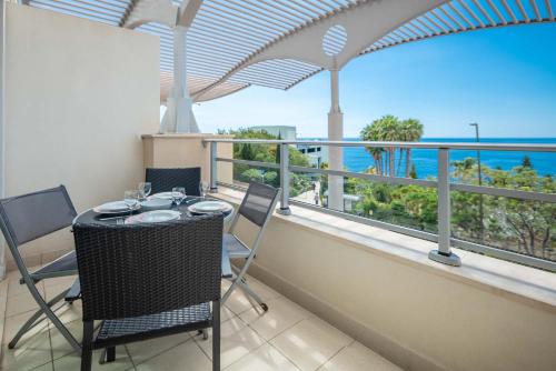 Oceanside Terrace Apartment by HR Madeira