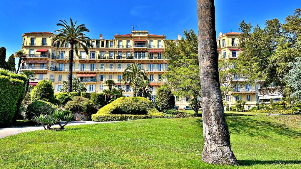 OLD GRAND HOTEL 11 Avenue Jean de Noailles, 06400 Cannes