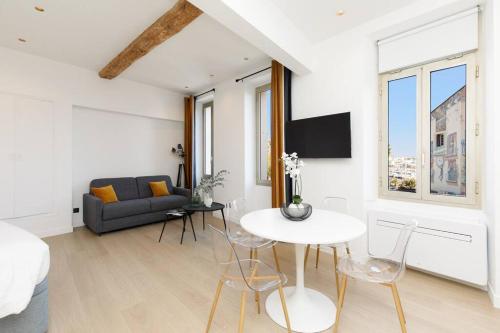 Old Harbour chic studio