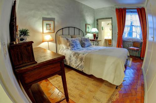 Old Mansion located by the Douro river