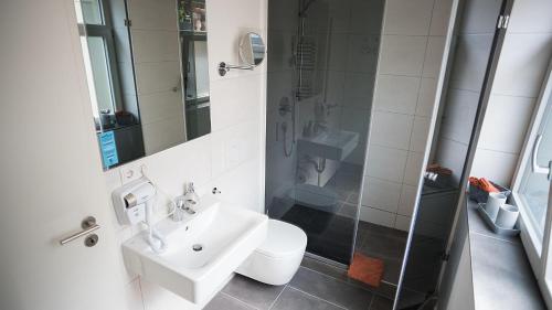 OMAS-STUBB-das-Komfort-DZ-mit-Balkon-im-Herrenhaus
