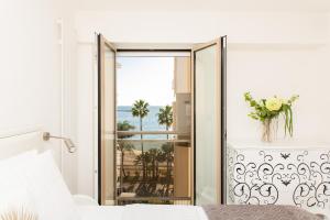 On La Croisette: new 2 bedrooms with sea view