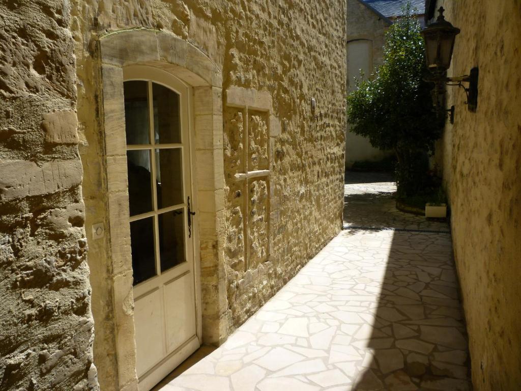 One and half bedroom cozy and renovated and close to beaches