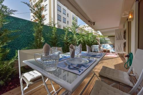 One and half bedroom cozy and renovated and close to beaches