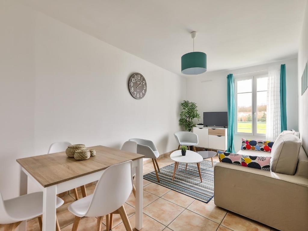 One Apartment's⎢Neu+Zentral⎢Alberstplatz⎢Altbau 96450 Cobourg