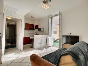 One BDRM apartment rue d'Antibes A/C, 60 m2 terrace, Congress/Beaches,by Olidesi