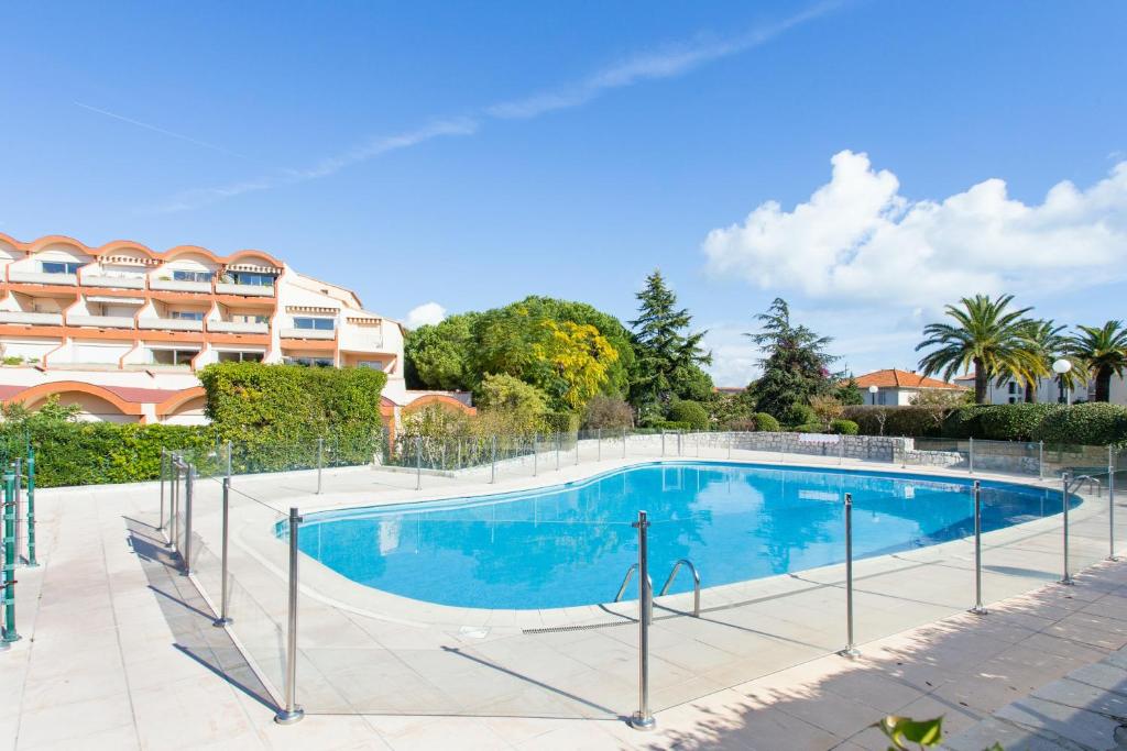 Appartement One bedroom appartement at Antibes 300 m away from the beach with sea view shared pool and furnished terrace 67 Avenue de Nice 06600 Antibes