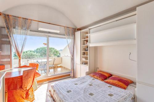One bedroom appartement at Antibes 300 m away from the beach with sea view shared pool and furnished terrace
