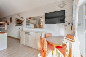 One bedroom appartement at Antibes 300 m away from the beach with sea view shared pool and furnished terrace