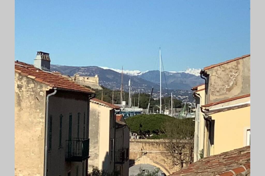One bedroom appartement with sea view furnished terrace and wifi at Funchal 6 km away from the beach 9060-305 Funchal