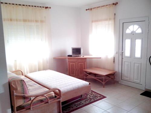One bedroom appartement with shared pool enclosed garden and wifi at Albufeira 2 km away from the beach