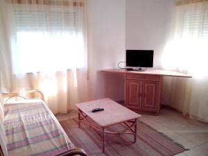 One bedroom appartement with shared pool enclosed garden and wifi at Albufeira 2 km away from the beach