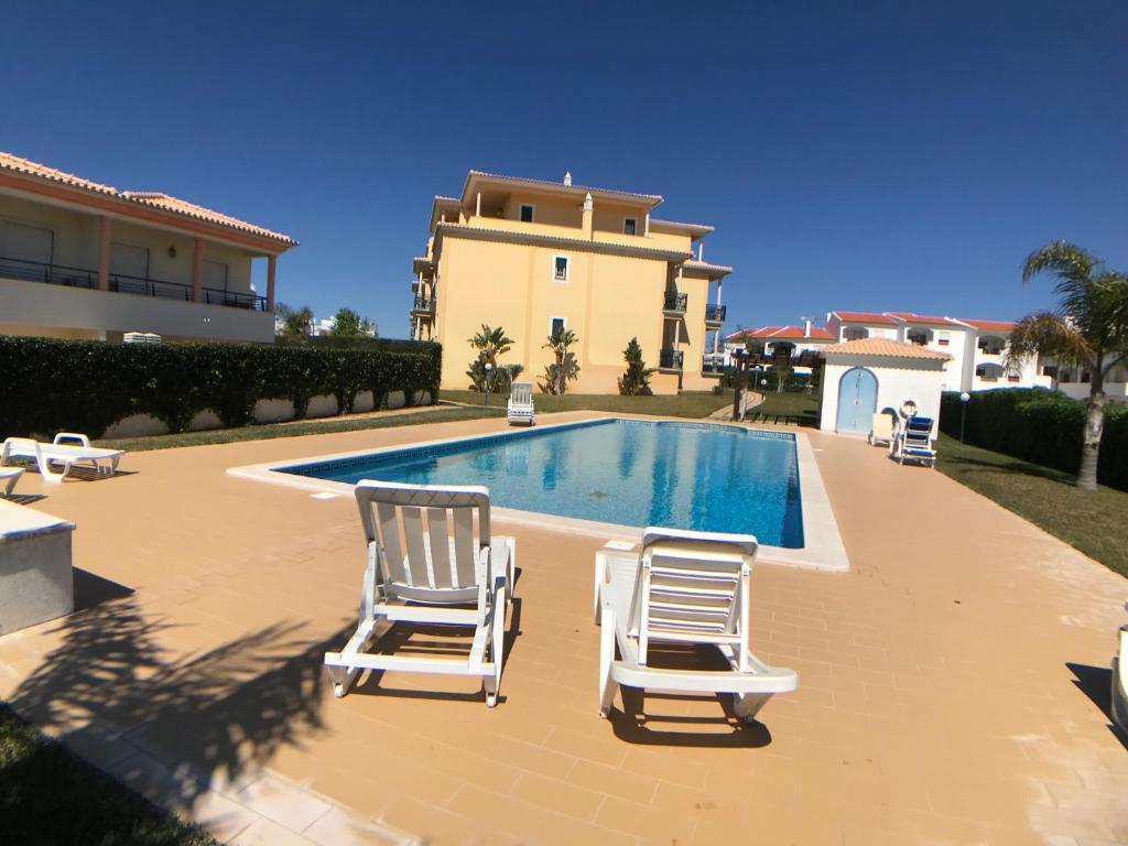 Oura Beach T1 apartment Coral , close to the Strip, Swimming Pool, Wi Fi, A/C 119 Rua Sá Carneiro, 8200-289 Albufeira