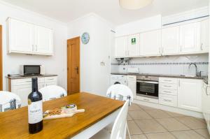 Oura Sunrise II Apartment by Stay-ici, Algarve Holiday Rental