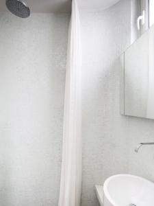 Outstanding 2 bedrooms with a terrific Eiffel Tower view