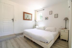 Overlooking the Alpilles and secured by a roller shutter