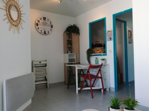 P2 AVEC LOGGIA PARKING PRIVE WIFI PLAGE DU COUCHANT du samedi au samedi