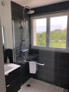 Paisible logement à Brive proche centre-ville et campagne avec Wifi Netflix et Parking privé