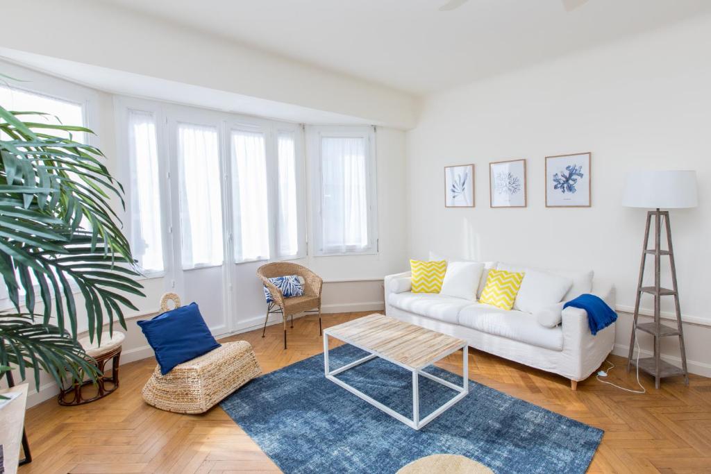 Palais Madrid, Croisette, 5 people, bright 2 bedroom flat 4ème étage 21 Boulevard Alexandre III, 06400 Cannes