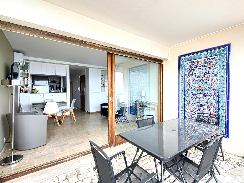 Appartement PALM BEACH, enchanting sea view and beach access 76 Boulevard Eugène Gazagnaire 06400 Cannes