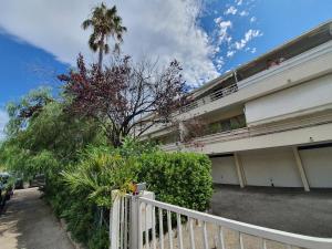 Palm Paradise, by Welcome to Cannes