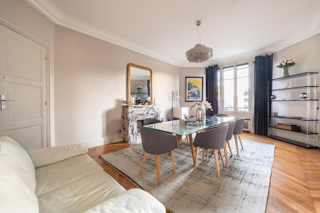 Palmers face Hyatt Regency 2 Place du Général Kœnig, 75017 Paris