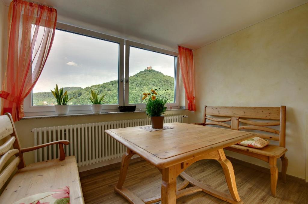 Appartement Panorama-Fewo Töpfer Barbarossastraße 27 76855 Annweiler am Trifels