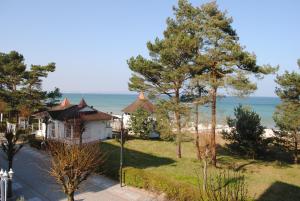 Panorama-Meerblick in der Villa Atlantic mit Strandkorb am Strand