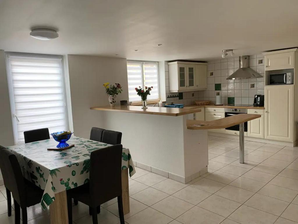Panorama-Meerblick in der Villa Atlantic mit Strandkorb am Strand