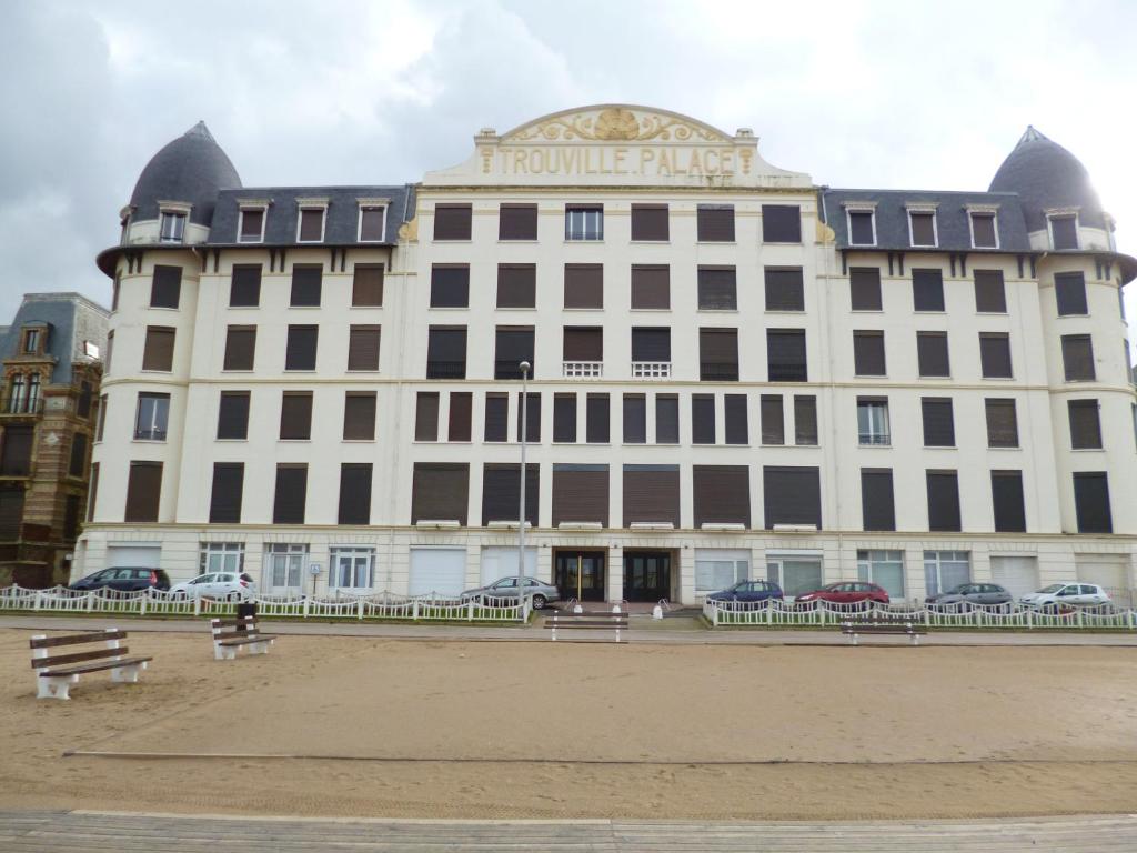 Appartement Paradis les pieds sur le sable trouville palace Promenade des Planches 14360 Trouville-sur-Mer