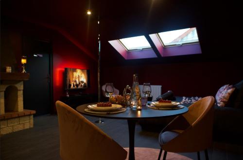 PARENTHESE LOVE : Amour & Tentation - Suite Jacuzzi SPA - Proche Orly/Paris
