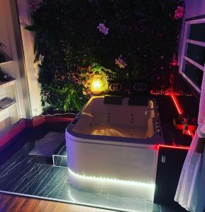 Paris 9 Love Room Jacuzzi